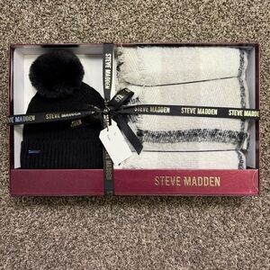 NEW Steve Madden Women’s Beanie Hat Pom and Scarf Gift Set in Black